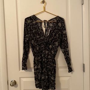 Windsor Store Black Size Large Long-sleeve Romper with Tie up in back